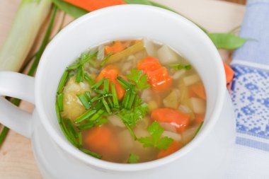 Beyaz çorba kasesine hizmet taze sebze çorbası yaptım