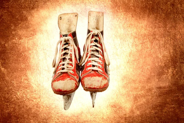 A pair of old and used ice skates, retro vintage textured leather background, — Stock Photo, Image