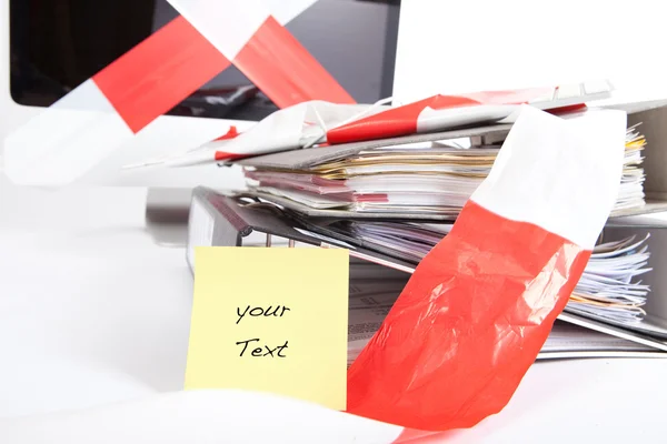 Post-it with blank message space in front of keyboard and monitor wrapped in barrier tape, strike and protesting image — Stock Photo, Image