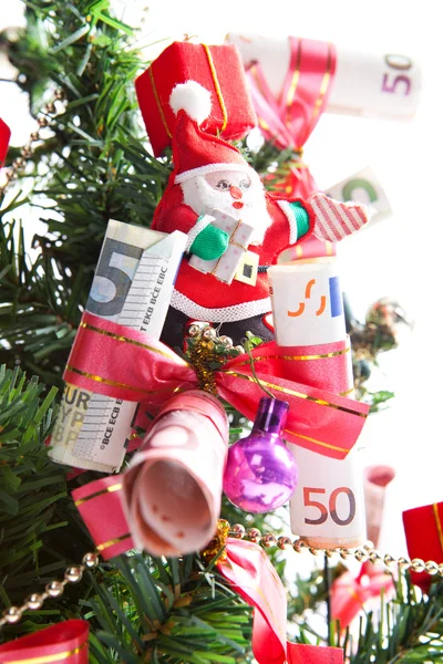 Santla Claus en el árbol de Navidad cubierto con papel moneda —  Fotos de Stock