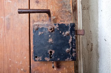 Eski el yapımı ahşap kapı paslı demir kapı