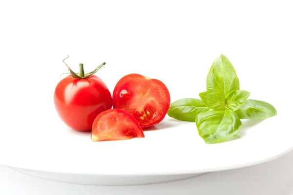 Basilic et tomates cocktail dans l'assiette — Photo