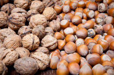 Kuru ceviz ve fındık ahşap döşeme üzerinde