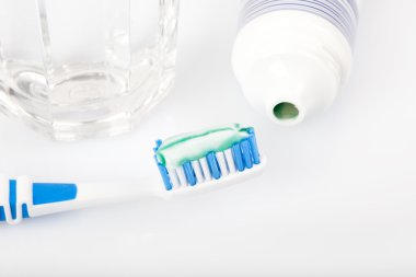 Tuvalet malzemeleri, üzerinde diş fırçası, diş macunu tüpü yapıştırın,