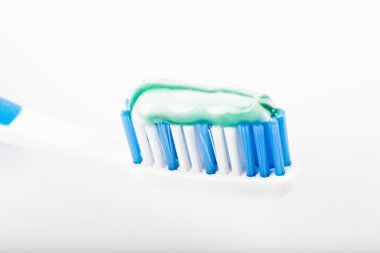 Diş fırçası, closeup üzerinde çizgili diş macunu