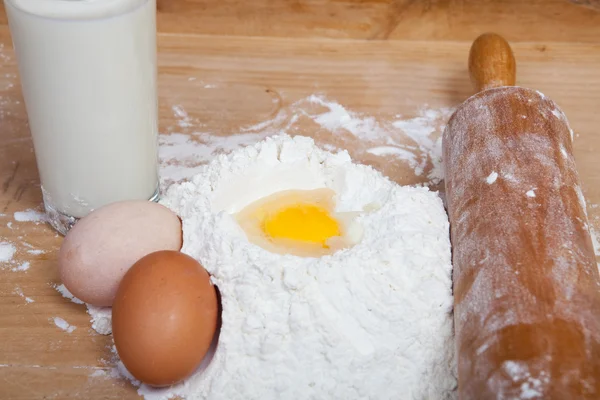 Uovo spezzato all'interno di farina, ingredienti di pasta — Foto Stock