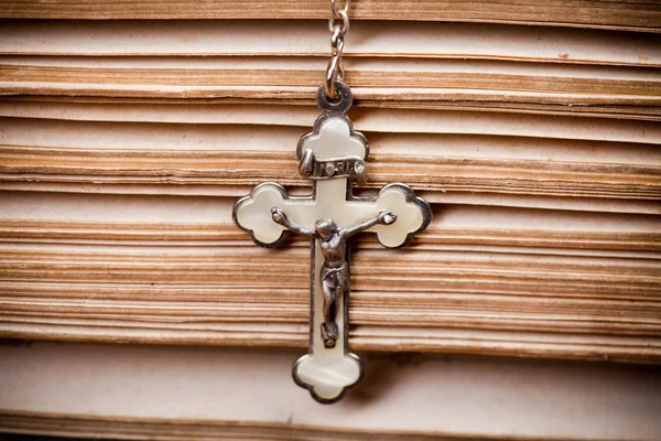 Jesus crucifix on sides of old bible, — Stock Photo, Image