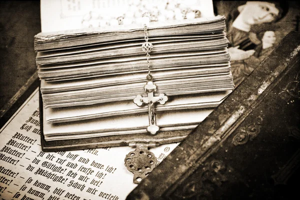 Krzyż na otwarty starożytnej Biblii, tekstura, sepia, retro — Zdjęcie stockowe