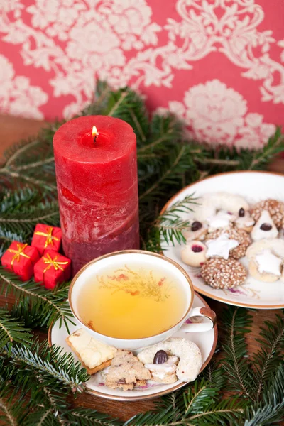 圣诞节与自制饼干，红色的蜡烛，冷杉的枝上的凉茶 — 图库照片