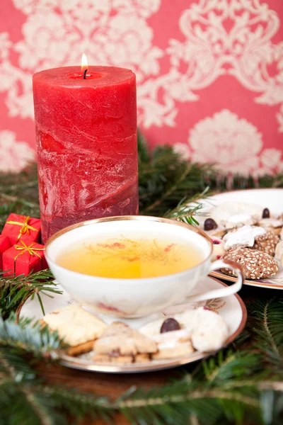 Weihnachtsdekoration mit Kräutertee, roter Kerze und selbstgebackenen Weihnachtsplätzchen, — Stockfoto