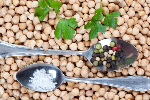 Chick peas with parsley, salt and pepper — Stock Photo, Image