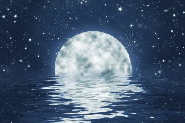 Luna llena en el agua con reflejo, cielo estrellado nocturno fondo —  Fotos de Stock