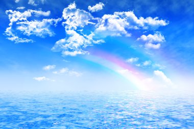 Kristal berraklığında su üzerinde cumulus bulutları ile mavi yaz gökyüzü üzerinde renkli gökkuşağı