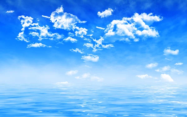 Cielo azul de verano con nubes de cúmulos, niebla, sobre aguas cristalinas de mar con olas — Foto de Stock