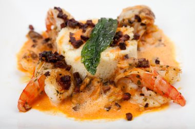 Kabuklu deniz ürünleri yemek karides, midye, kuskus, tatlı biber sause, chorizo sosis ile