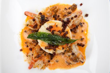 Karides, midye, kuskus, chorizo ile lezzetli deniz ürünleri yemek,