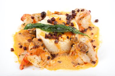 Deniz ürünleri karides, midye, kuskus, chorizo sosis ile ana yemek, ayı yaprak sızıntı.