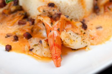 Midye, chorizo, kuskus ve tatlı biber soslu karides