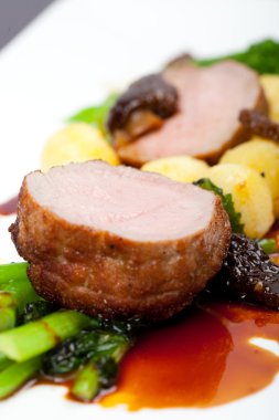 Sebze, sos ve patates ile dana biftek