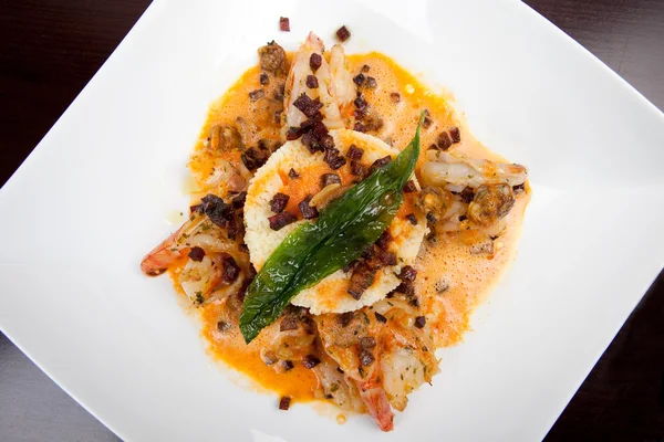 Délicieux plat principal asiatique avec crevette, couscous, moules, poireau d'ours et chorizo — Photo