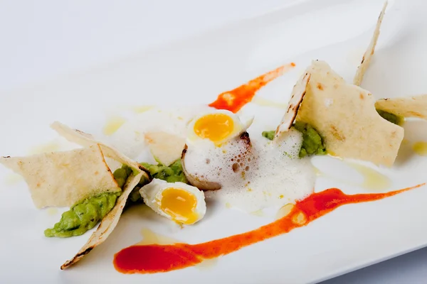 Köstliche gebratene Jakobsmuscheln mit Wachteleiern, Avocado-Dip und Olivenbrot — Stockfoto