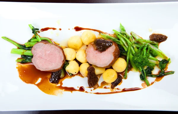 Bife delicioso com molho, batatas e legumes — Fotografia de Stock