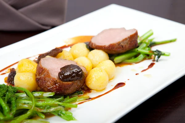 Steak de bœuf mi-cuit au brocoli, pommes de terre, champignons, sauce , — Photo