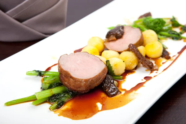 Stek wołowy z cielęciny z sosem, brokuły, pieczarki, ziemniaki — Zdjęcie stockowe