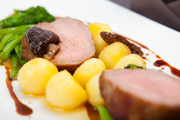 Beef steak with mushrooms, potatoes, gravy — Stock Photo, Image