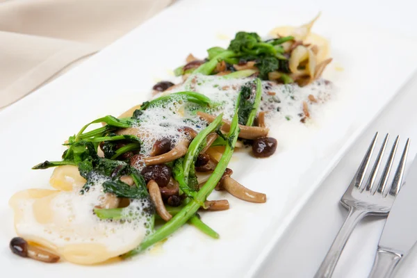 Vegetarian ravioli appetizer with parmesan, mushroom, broccoli — Stock Photo, Image