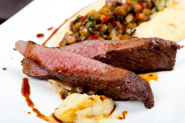 Grilled fillet of lamb with vegetables, creamy polenta, gravy and thyme — Stock Photo, Image