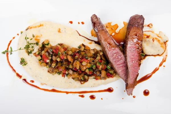 Filé de cordeiro grelhado com polenta cremosa de tomilho, legumes e molho — Fotografia de Stock