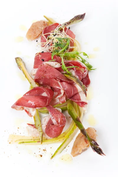 Poitrine fumée de canard aux asperges vertes marinées — Photo