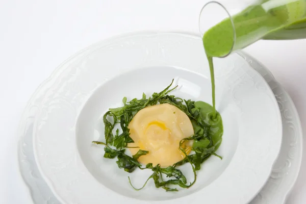 Sopa de rúcula com ravioli parmesão e decoração de rúcula frita — Fotografia de Stock