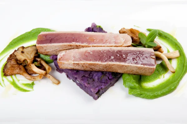 Fillet of tuna on purple potatoes, with mushrooms and mushy peas — Stock Photo, Image