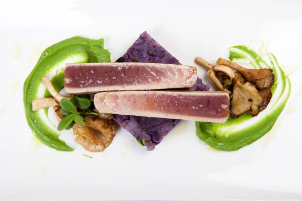 Meeresfrüchte-Abendessen mit Thunfilet, matschigen grünen Erbsen, Kartoffeln und Austernpilzen — Stockfoto