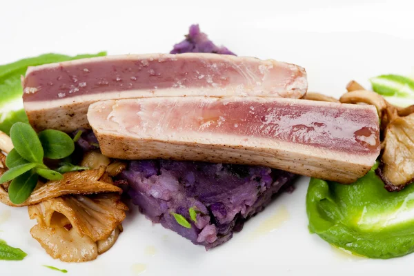 Fillet of tuna with oyster mushrooms, potatoes and mushy peas — Stock Photo, Image