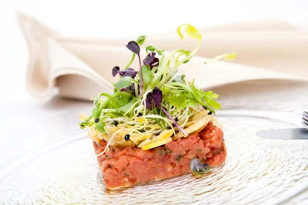 Tandsteen gemaakt van kalfsvlees varkenshaas filet met verse tuin salade en artisjokken — Stockfoto