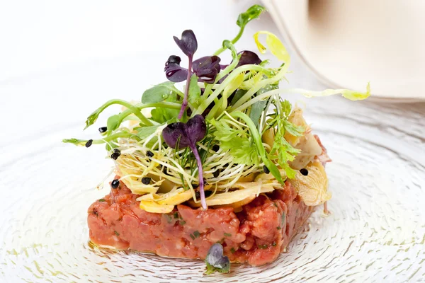 Kalbsfilet Tatar mit Gartensalat und Artischocken — Stockfoto