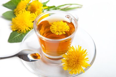 Arka planda izole çay bardak, beyaz, sarı çiçek ile sağlıklı karahindiba çayı