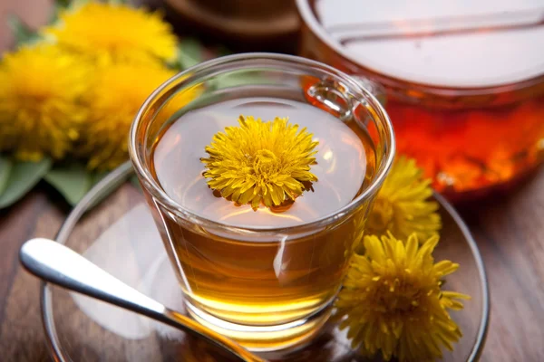 Chá de dente de leão e mel com flores amarelas na mesa de madeira , — Fotografia de Stock