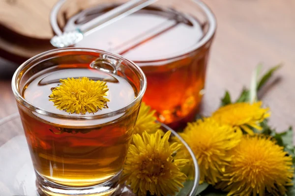 凉茶注入的新鲜的蒲公英，与蜂蜜和黄色花朵 — 图库照片