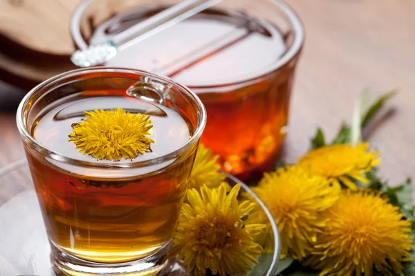 Tisana infuso di tarassaco fresco, con miele e fiori gialli — Foto Stock