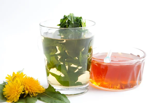 Травяной чай со свежим листком одуванчика в чашке, цветы и мед на белом фоне, изолированные — стоковое фото