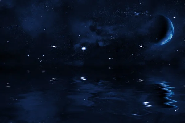 yıldızlı gece gökyüzü arka plan üzerinde deniz, mavi Bulutsusu ve parlak yıldız ile yarıya moon ile