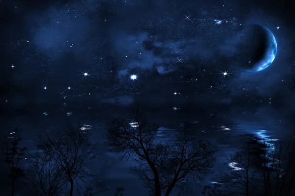 Céu estrelado noite com lua parada sobre o mar, estrelas brilhantes e nebulosa azul — Fotografia de Stock