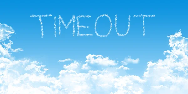 Timeout font cloud su sfondo cielo blu, illustrazione concettuale aziendale — Foto Stock