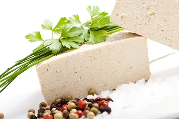 Tofu cru com sal, pimenta e salsa — Fotografia de Stock