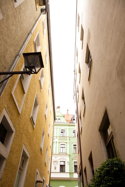 Blick zum Himmel zwischen Hausfassaden — Stockfoto