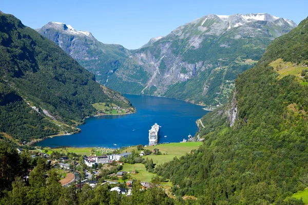 Geiranger fiyort Norveç'te, cruise gemi aşağı görüntülemek